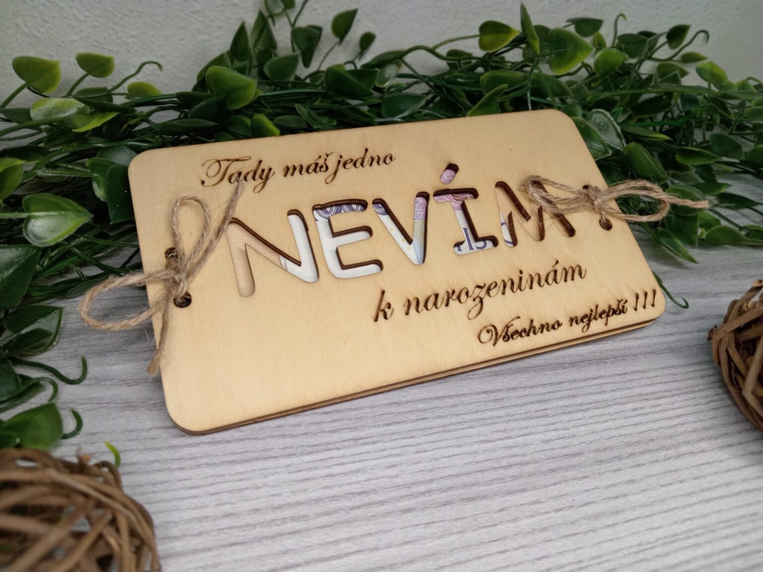 20013 Dřevěné přání k narozeninám – obálka na peníze Nevím