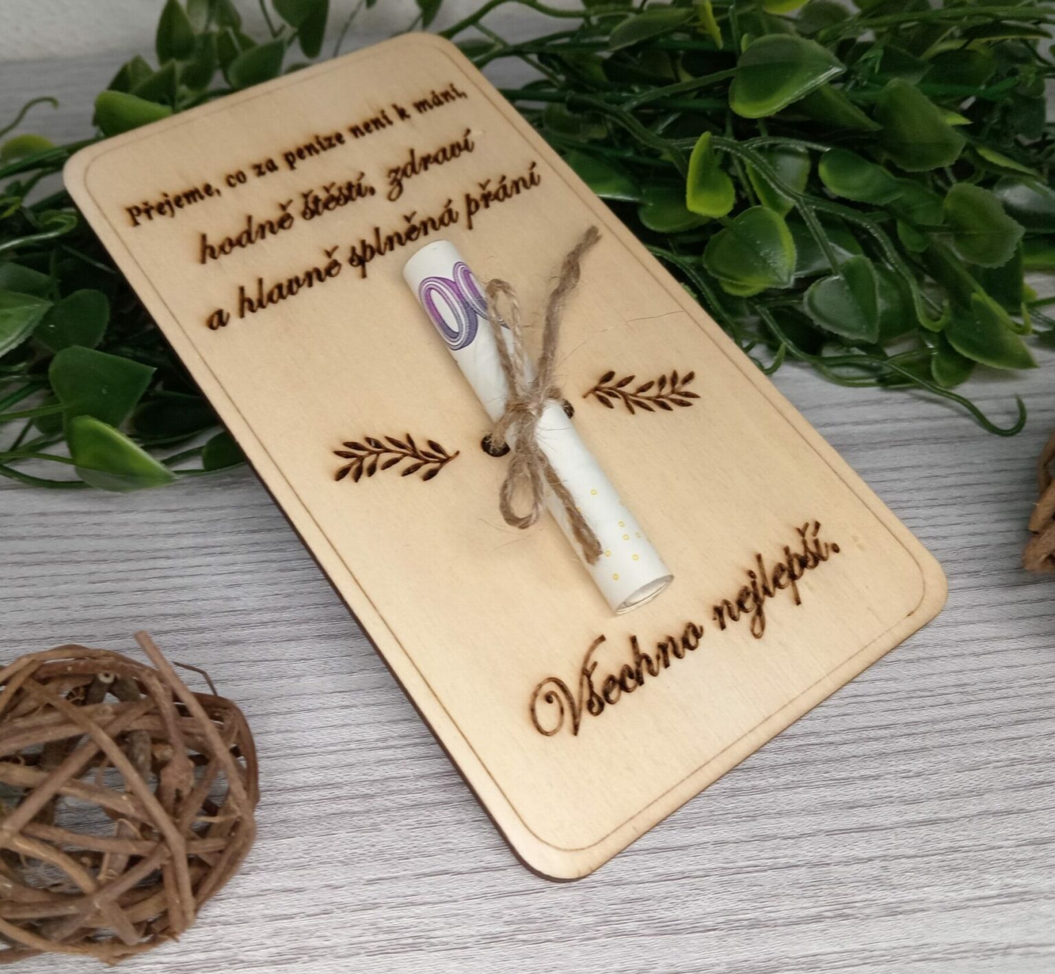 20015 Dřevěná ozdobná obálka na peníze k narozeninám