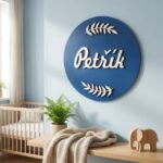 Dřevěná jmenovka na zeď