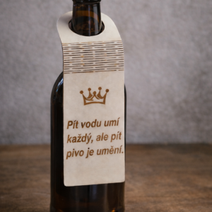 Pivní dárek pro muže - Dřevěná visačka na láhev s vlastním textem