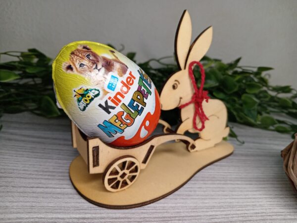 Stojan na vajíčko Kinder - Dřevěný velikonoční zajíc s vozíkem