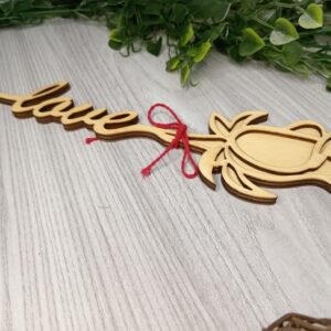 Dřevěná růže s nápisem love