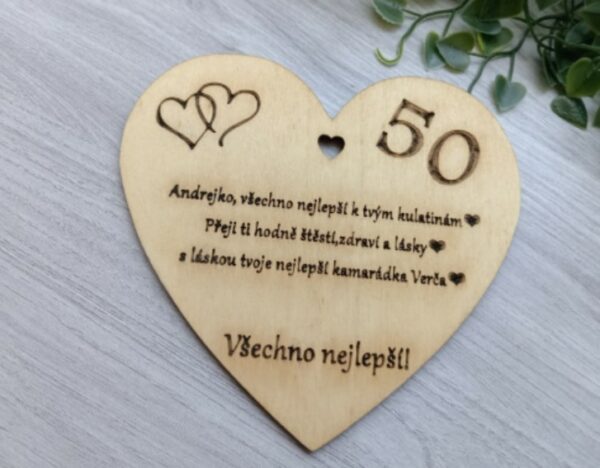 Dřevěné srdce na zeď - dárek k 50 narozeninám