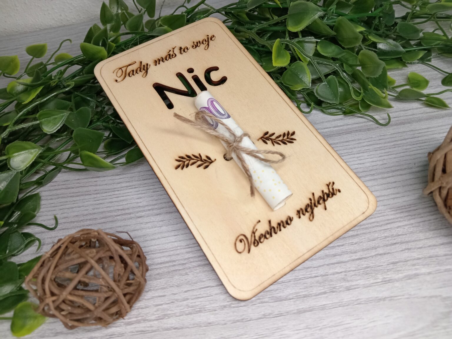 20018 Vtipný dárek k narozeninám pro ženu – Dřevěná obálka NIC