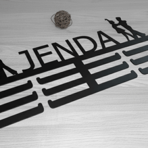 Dřevěný věšák na medaile Tanec