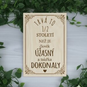 Dřevěné přání k 50. narozeninám s vlastním textem – Originální dekorace na míru