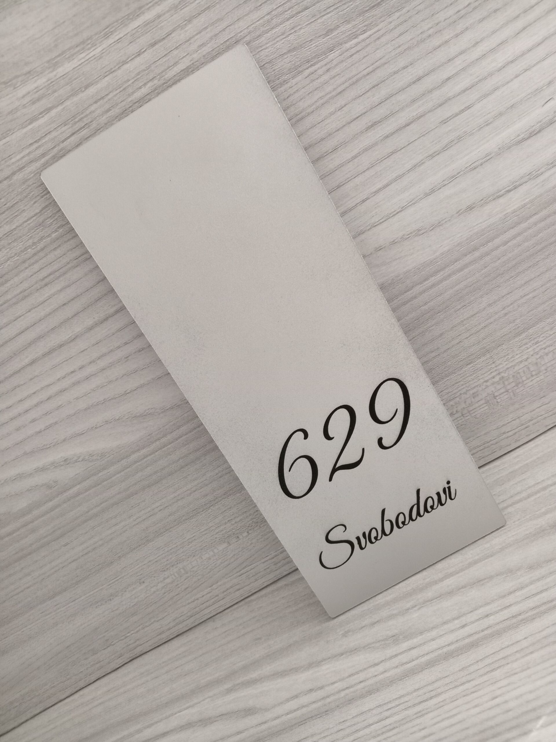 Stříbrná akrylová cedulka na míru - Obrázek 4