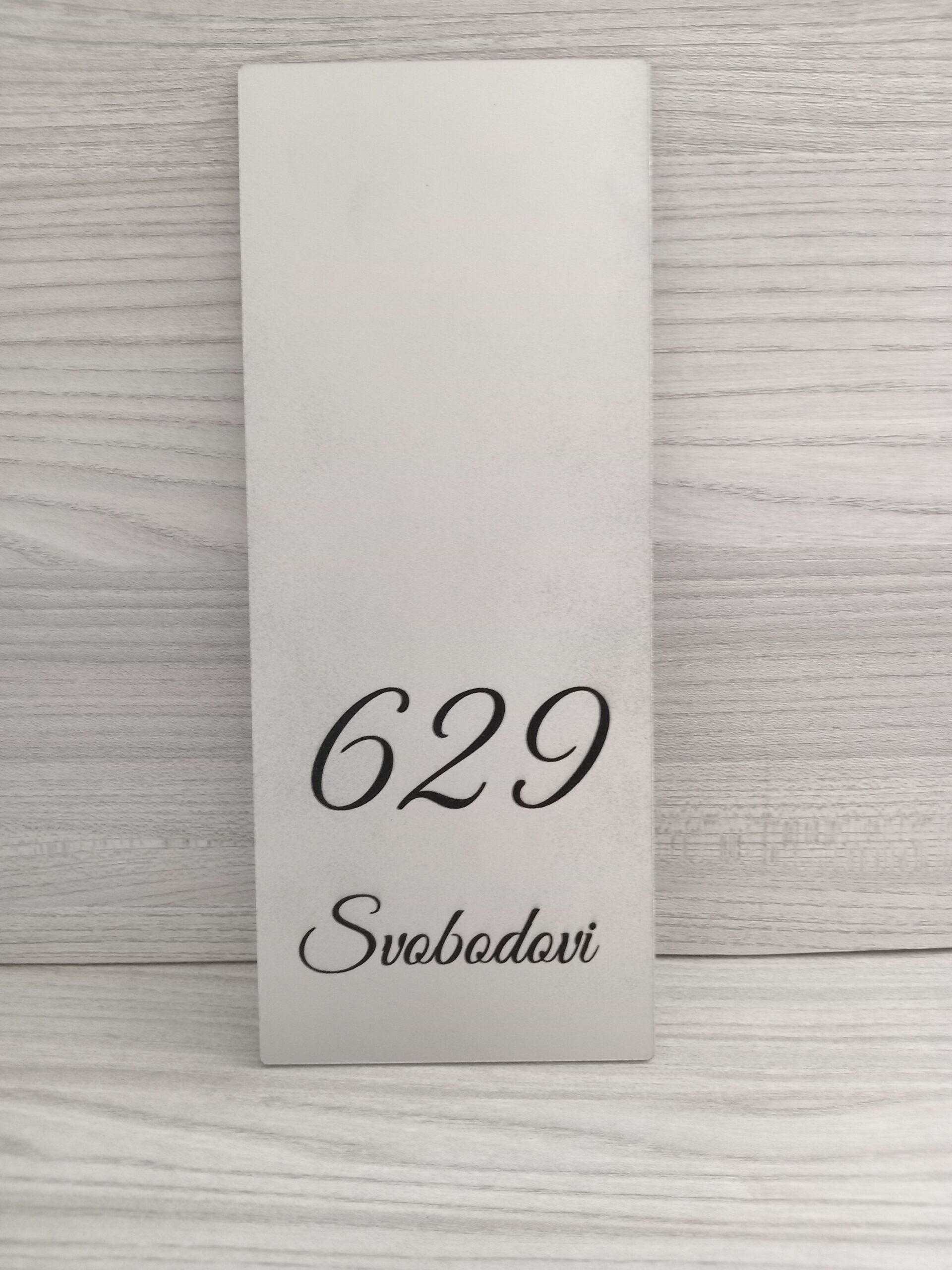Stříbrná akrylová cedulka na míru - Obrázek 3